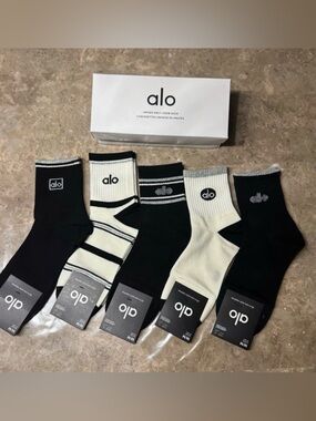 New Alo socks
New in box and with tags 
5 pairs size Medium
Unisex